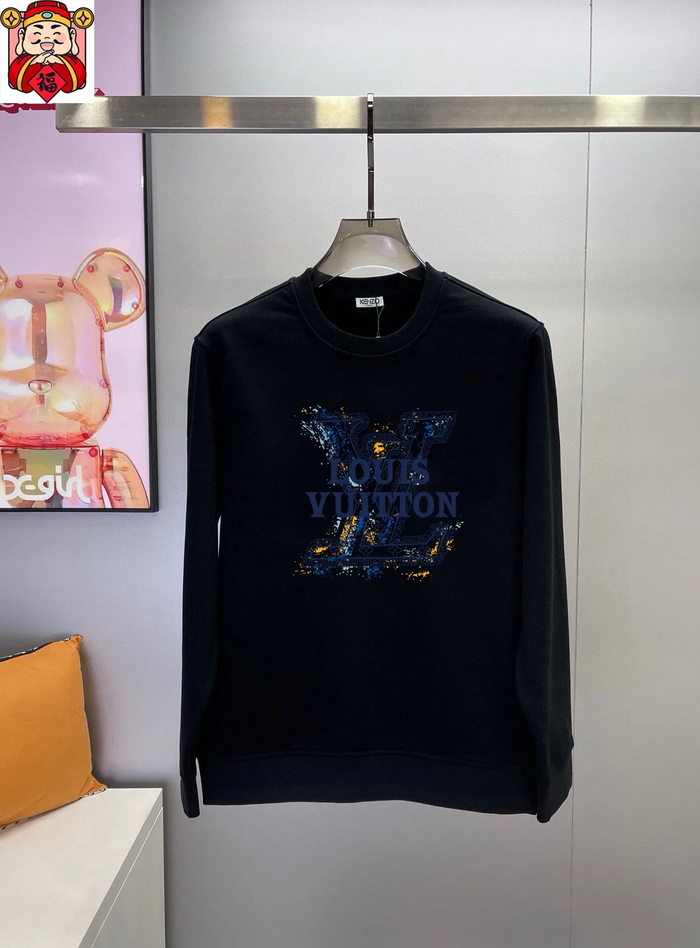 🅿️380 [LV Louis Vuitton] (Fat Man Gospel) hot-selling suit is coming. Focus on the original version of the official website. 2025 new hot-selling sweatshirt suit. The original order is the best. 🇭🇰The meticulous work of top designers is dedicated to a fitting and perfect upper body effect. All-natural high-quality Roman cotton 100%, close-fitting comfort, noble and elegant! Original hardware embodies elegance and nobility! Counter size: M-5XL (maximum wear up to 220 pounds)